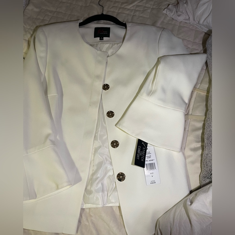 White blazer is new with tags never been worn size medium